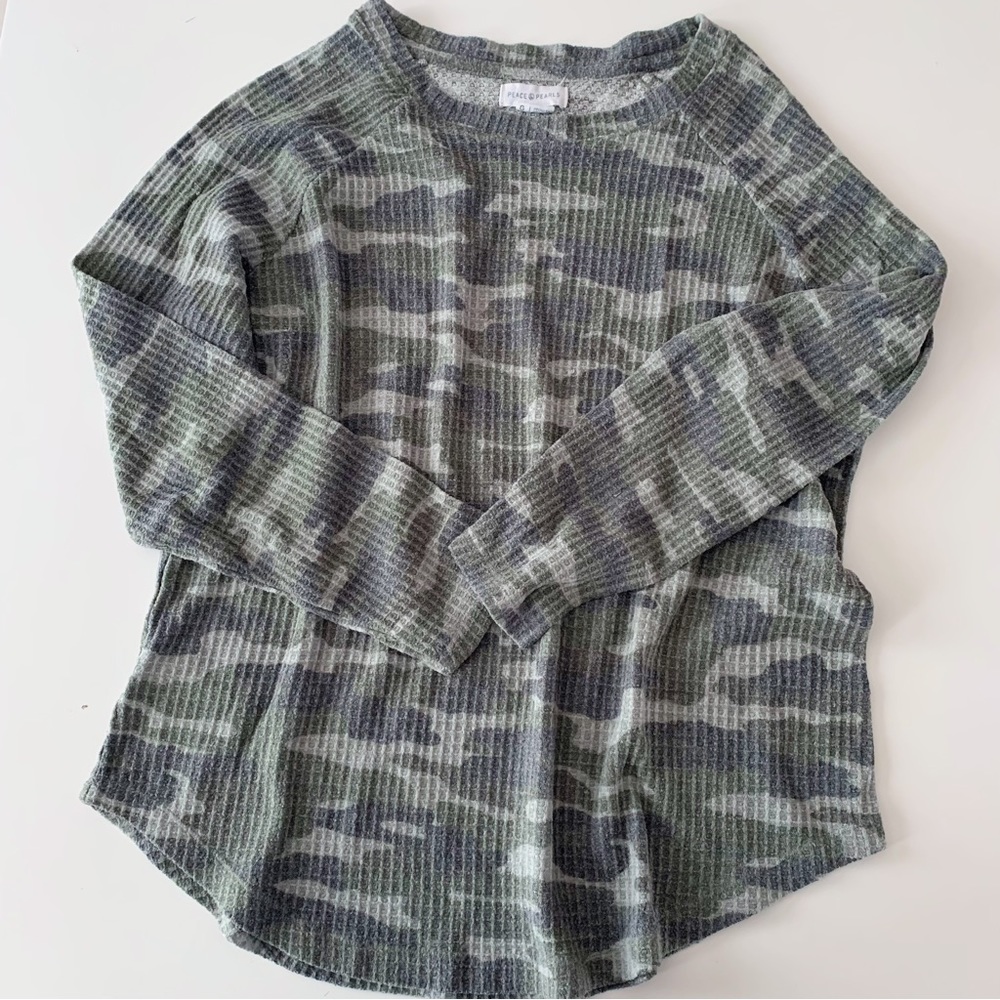 Peace & Pearls camo waffle long sleeve shirt size large
